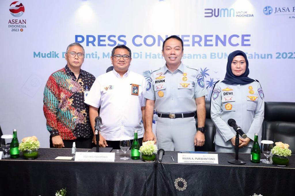 Asisten Deputi TJSL Kementerian BUMN, Edi Eko Cahyono dan Direktur Utama Jasa Raharja Rivan A. Purwantono selaku PIC program berpose bersama di Bandung, Jawa Barat. FOTO: HUMAS