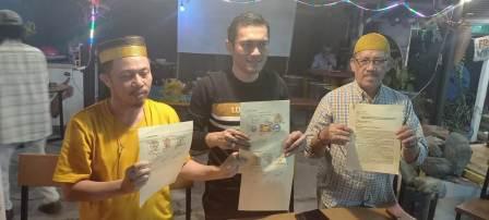 Dari kiri, Pilar Sidrap Andi Ridwan, Ketua Umum Kerukunan Keluarga Turatea Janeponto Provinsi Sulteng, Akhmad Sumarling (tengah) dan Sekretaris BPD KKSS Kabupaten Sigi saat memperlihatkan gugatan kepada sejumlah awak media di salah satu kafe di Kota Palu, Rabu (1/3) malam. FOTO: DAYAT