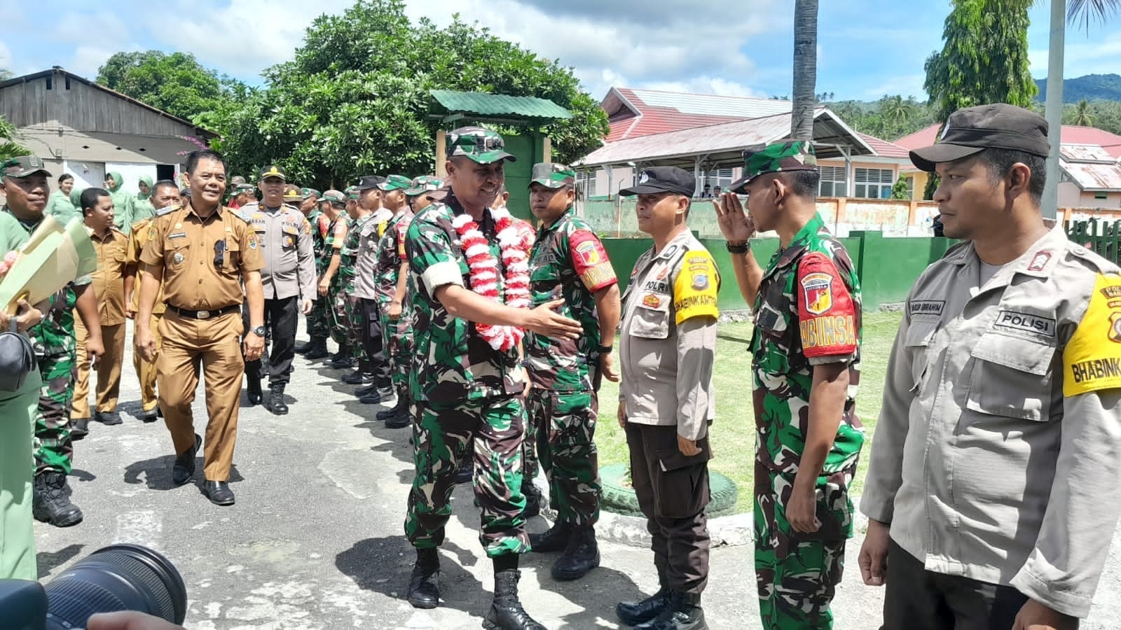 Dandim 1308/LB, Letkol Hermanto bersama rombongan saat tiba di kantor Koramil 1308-05 Balantak, Senin (27/2/2023). FOTO: ISTIMEWA