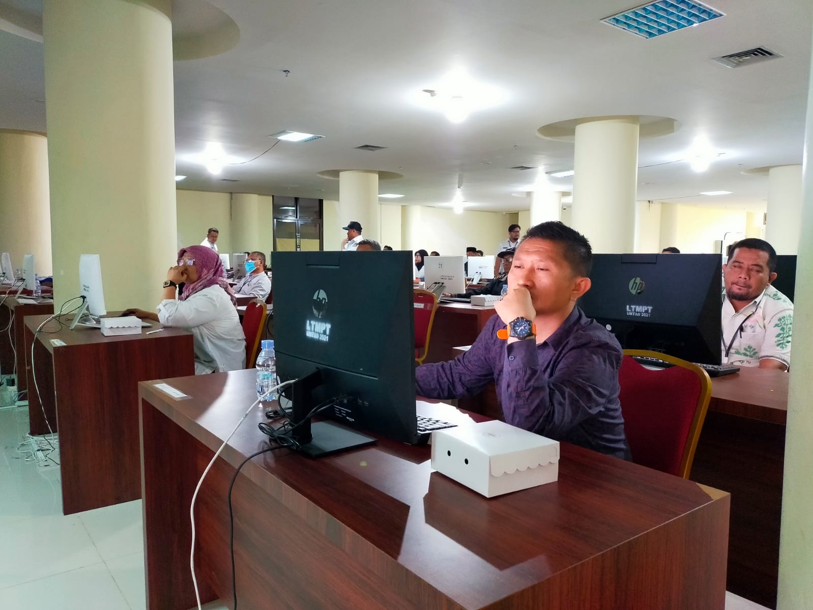 Suasana tes tertulis calon anggota KPU Sulteng di Media Center Universitas Tadulako (Untad) Kota Palu, Senin (6/3/2023). Foto: Moh. Rizal