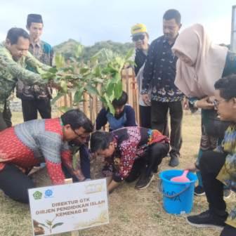 Direktur GTK Madrasah Tanam Pohon Persahabatan Di MAN IC Palu - Sulteng ...