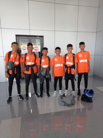 FOTO bersama keenam peserta didik SMPN 2 Palu yang lolos dalam seleksi Jirex’s Football Academy beberapa waktu lalu. FOTO:IST