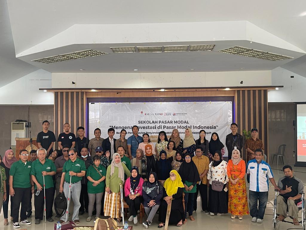 Foto bersama usai kegiatan sekolah pasar modal yang dilaksanakan PT BEI Sulteng di di Aula Dinas Pendidikan Provinsi Sulawesi Tengah di Jalan Setia Budi, Kota Palu, Selasa (21/3/2023). FOTO: ISTIMEWA