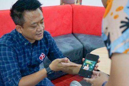 Ganeral Manager Consumer Sales Telkomsel Region Sulawesi, Andri Kurniawan saat memperlihatkan aplikasi berkedok penipuan di Makassar, Kamis (16/3/2023). Foto: IST