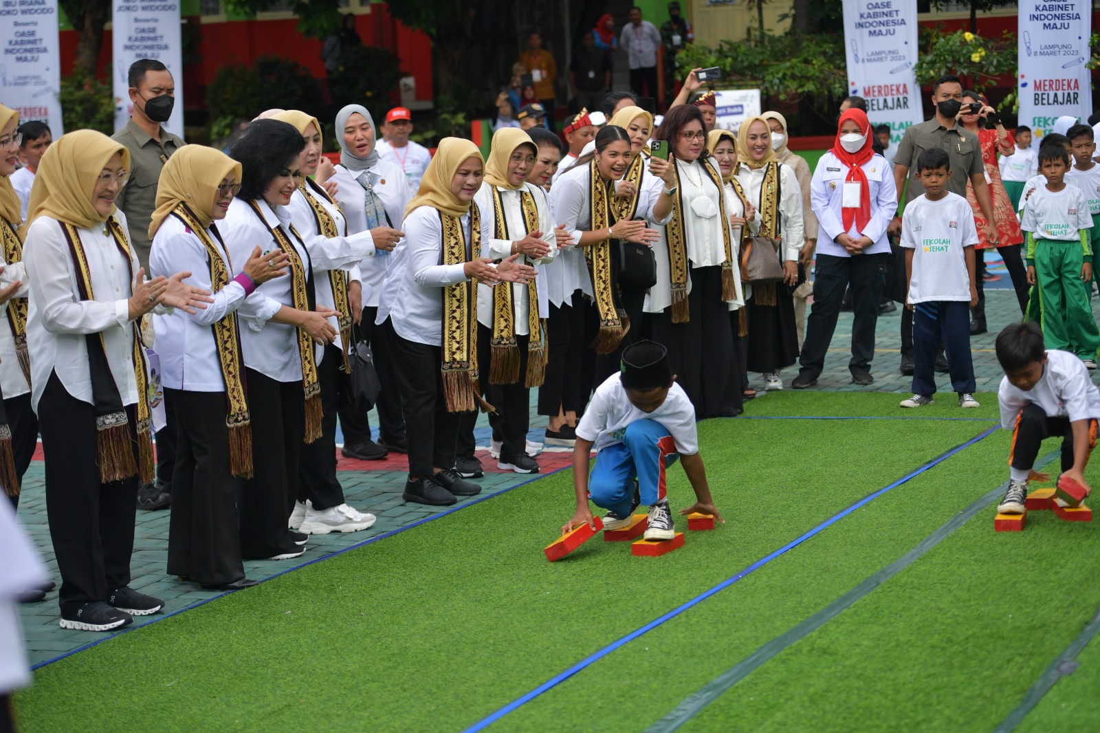 Ibu Negara Iriana Joko Widodo menyaksikan sejumlah anak memainkan permainan tradisional. Foto: IST