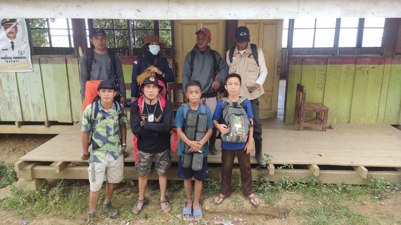 Anggota KPU Parigi Moutong, Moh Misbahudin melakukan monitoring langsung pencoklitan di Dusun Tampe, Desa Palasa Lambori, Kecamatan Palasa, beberapa waktu yang lalu. Foto: IST