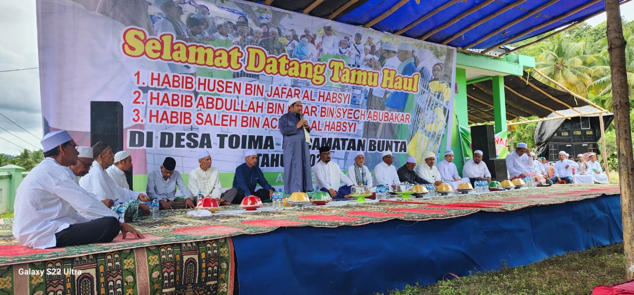 Habib Husen Bin Jafar Al Habsyi bersama Habib Abdullah Bin Umar Bin Syech Abu Bakar dan Habib Saleh Bin Achmad Alhabsyi, saat menggelar Haul bersholawat bersama masyarakat di Pekuburan Umum Desa Toima, Kecamatan Bunta, Kabupaten Banggai, Ahad (5/3/2023). FOTO: ISTIMEWA