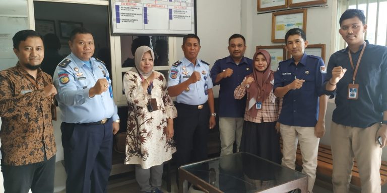 Ketua Komisi Pemilihan Umum (KPU) Kabupaten Banggai, Zaidul Mokoagow diwakili Komisioner KPU, Su'dan bersama stafnya berpose bersama dalam kunjungannya ke Lembaga Pemasyarakatan (Lapas) Kelas II B Luwuk, Selasa (28/2/2023). FOTO: ISTIMEWA