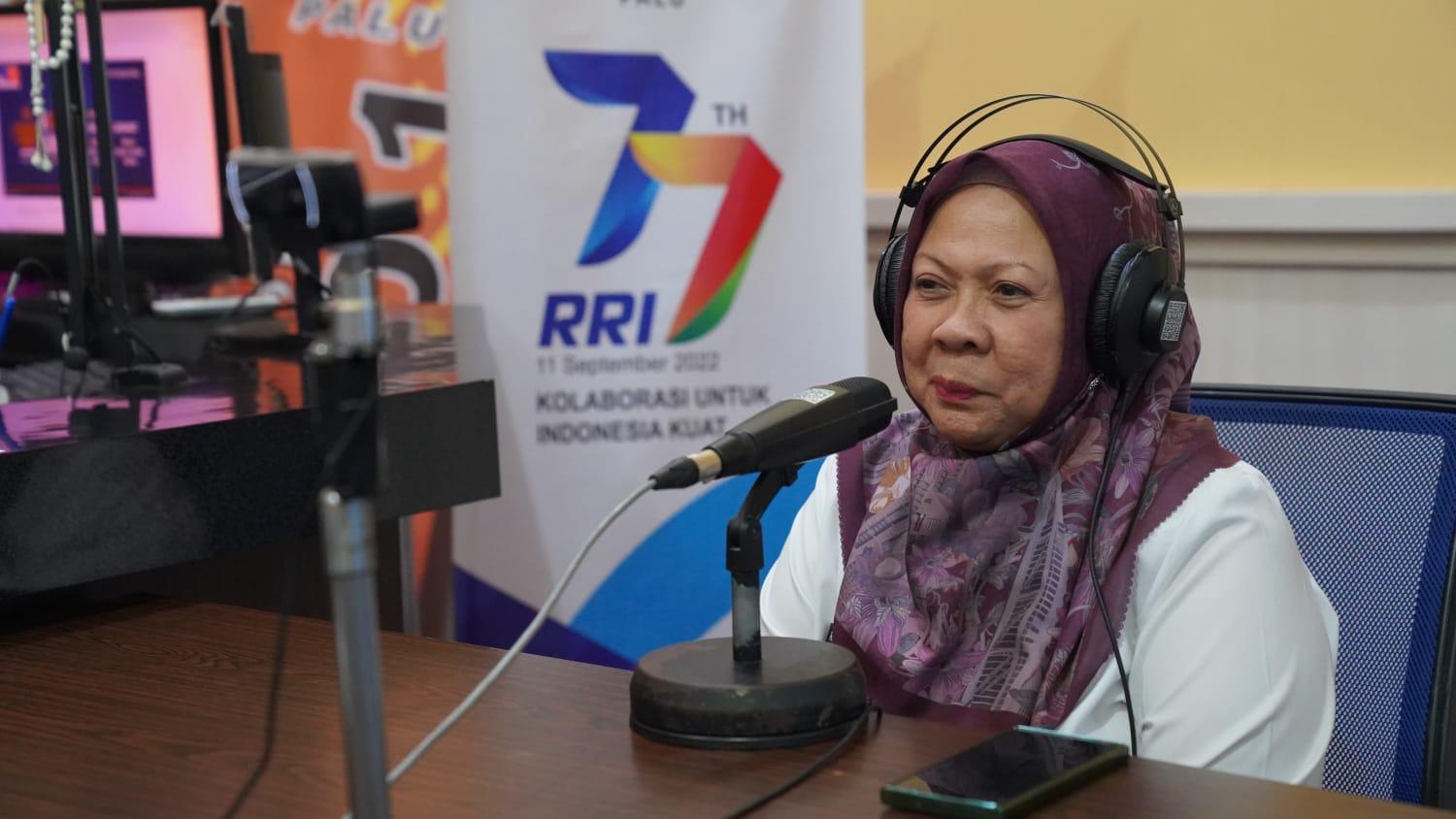 FOTO: Wawali Palu, dr Reny A Lamadjido, saat menjadi narasumber dalam dialog bersama RRI Palu di Studio RRI Palu, Rabu (29/3/2023). FOTO: IST