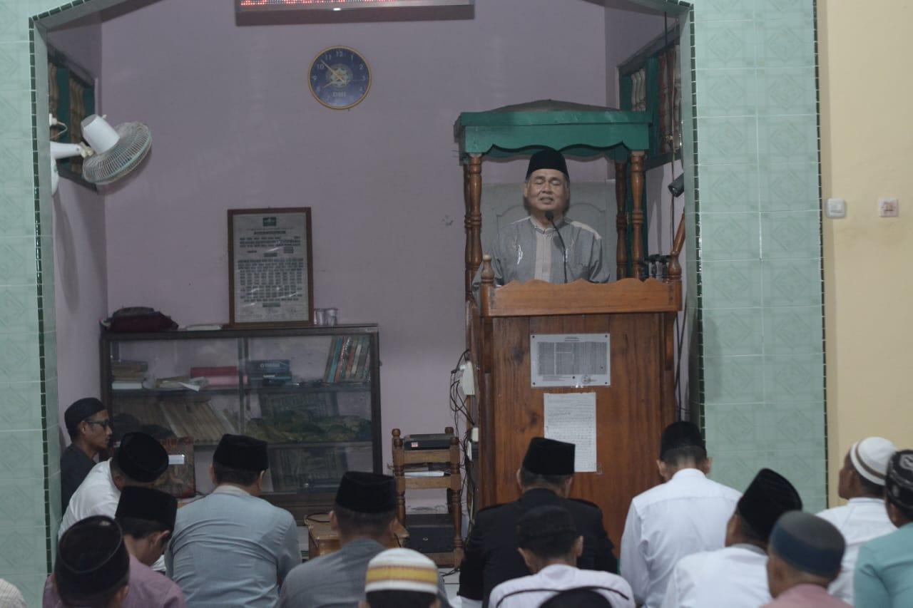 Sekda Kabupaten Banggai, Ir. Abdullah Ali saat mengisi Safari Ramadan tahun 2023 di Masjid Daarussalam Desa Sumber Mulya, Kecamatan Simpang Raya, Kabupaten Banggi, Senin (27/3/2023). FOTO: ISTIMEWA