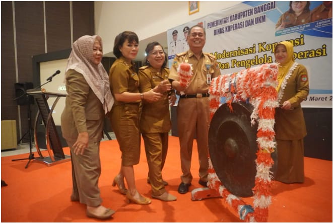 Sekda Banggai, Ir. Abdullah Ali saat membuka secara resmi pelatihan koperasi modern tahun 2023, di salah satu hotel di Luwuk, Selasa (7/3/2023). FOTO: ISTIMEWA