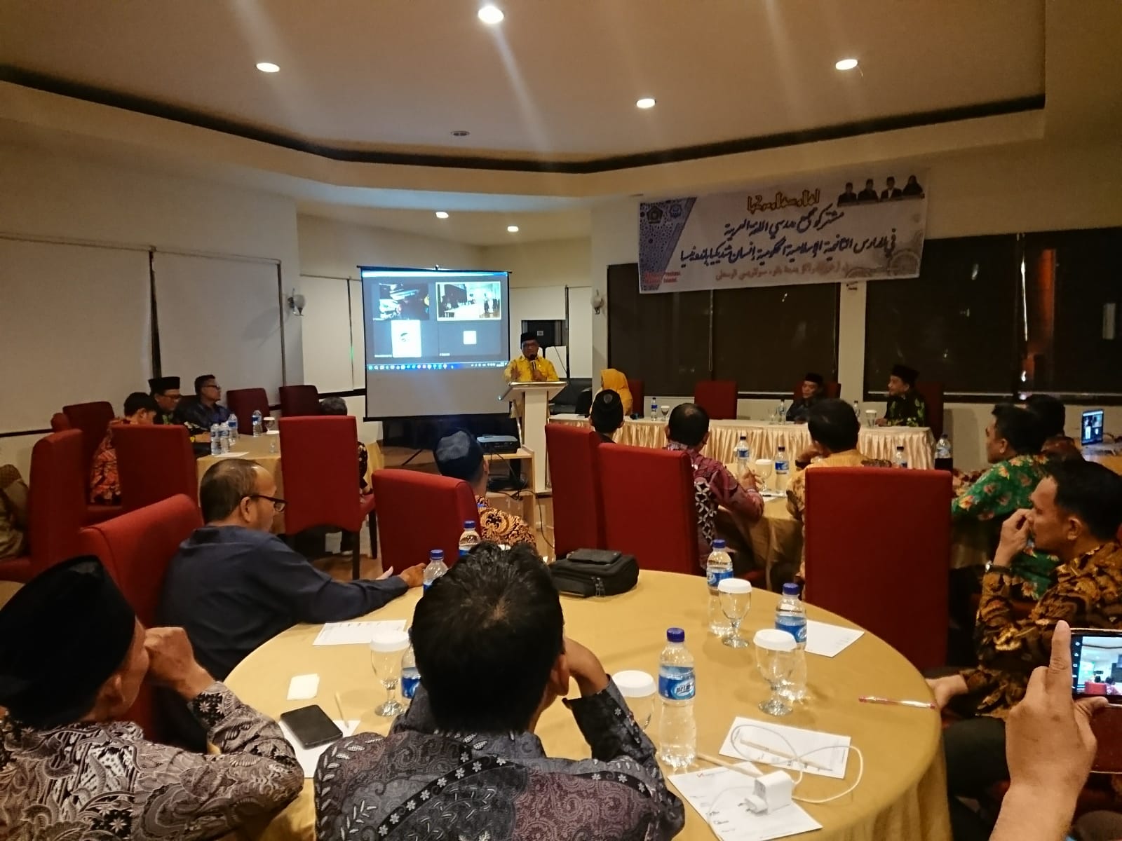 Kanwil Kemenag Provinsi Sulteng, Drs. H. Ulyas Taha, M.Pd saat membuka kegiatan Musyawarah Guru Mata Pelajaran (MGMP) Bahasa Arab di salah satu hotel di Kota Palu, Kamis (9/3/2023) malam. Foto: Amiluddin