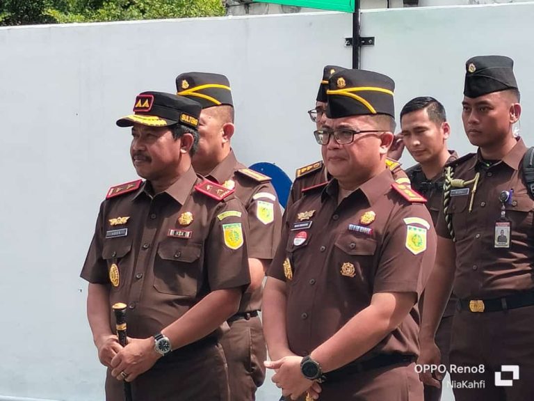 Kajati Provinsi Sulteng, Agus Salim,SH.MH, saat melakukan kunjungan kerja untuk pertama kalinya ke Kejaksaaan Negeri Kabupaten Banggai, Senin (13/3/2023). FOTO: ISTIMEWA