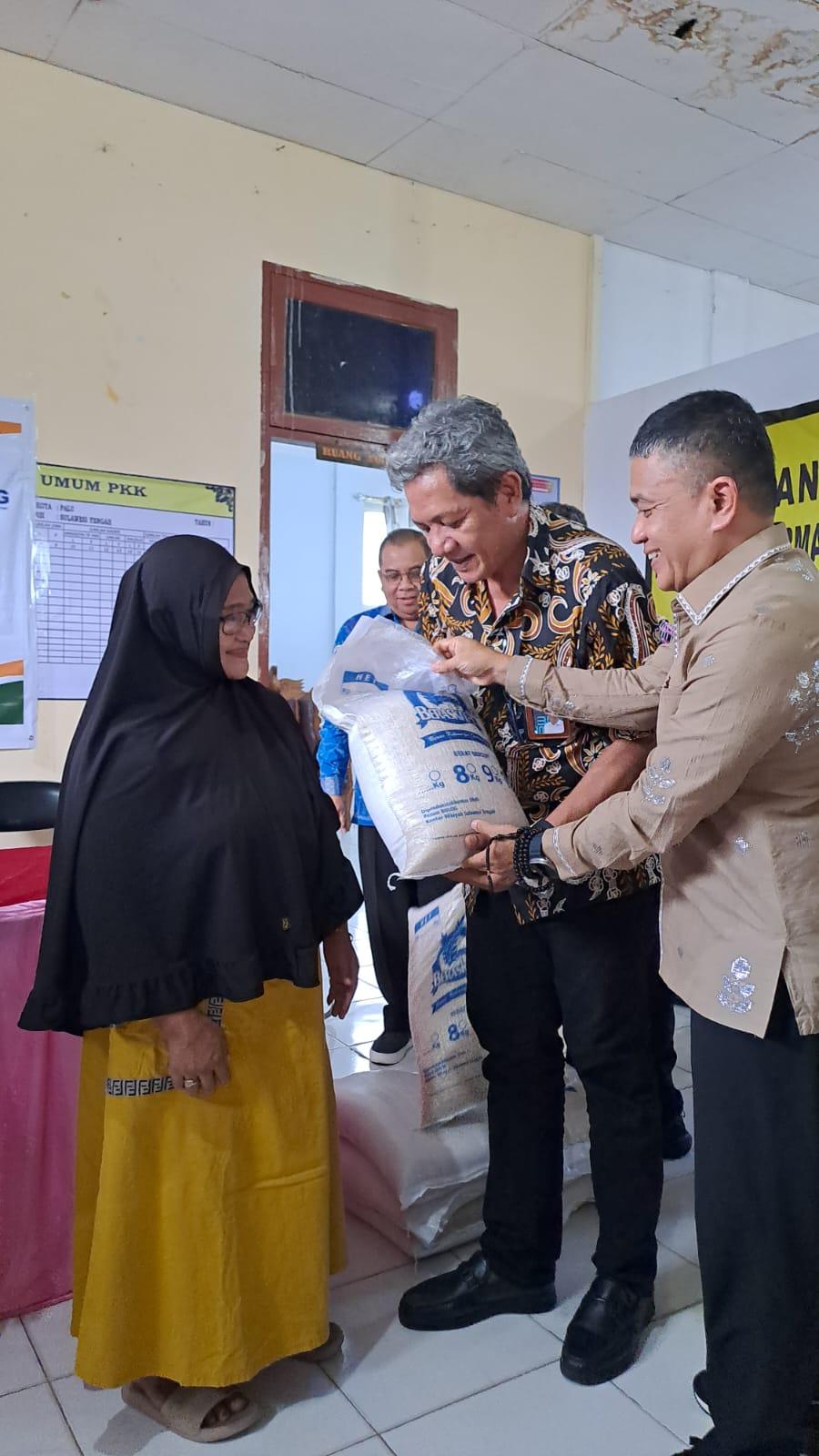 Penyaluran perdana bantuan pangan berupa beras di Kota Palu, secara simbolis dilakukan Wali Kota Palu, Hadianto Rasyid, bersama Manajer SCPP Bulog Kanwil Sulteng, Armin Bandjar, di Kelurahan Watusampu, Kecamatan Ulujadi, Kota Palu, Kamis (6/4/2023). FOTO: ISTIMEWA