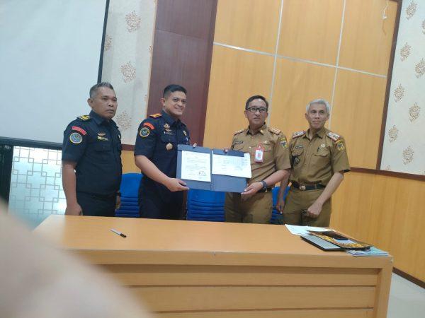 FOTO: Kepala DKP Sulteng, Arif Latjuba dan Kepala Pangkalan PSDKP Bitung mewakili Ditjen PSDKP memperlihatkan dokumen PKS usai penandatanganan PKS Sinergi Pengawasan Kelautan dan Perikanan di kantor DKP Sulteng, Jalan Undata, Kota Palu, Selasa (4/4/2023). Foto: ISTIMEWA