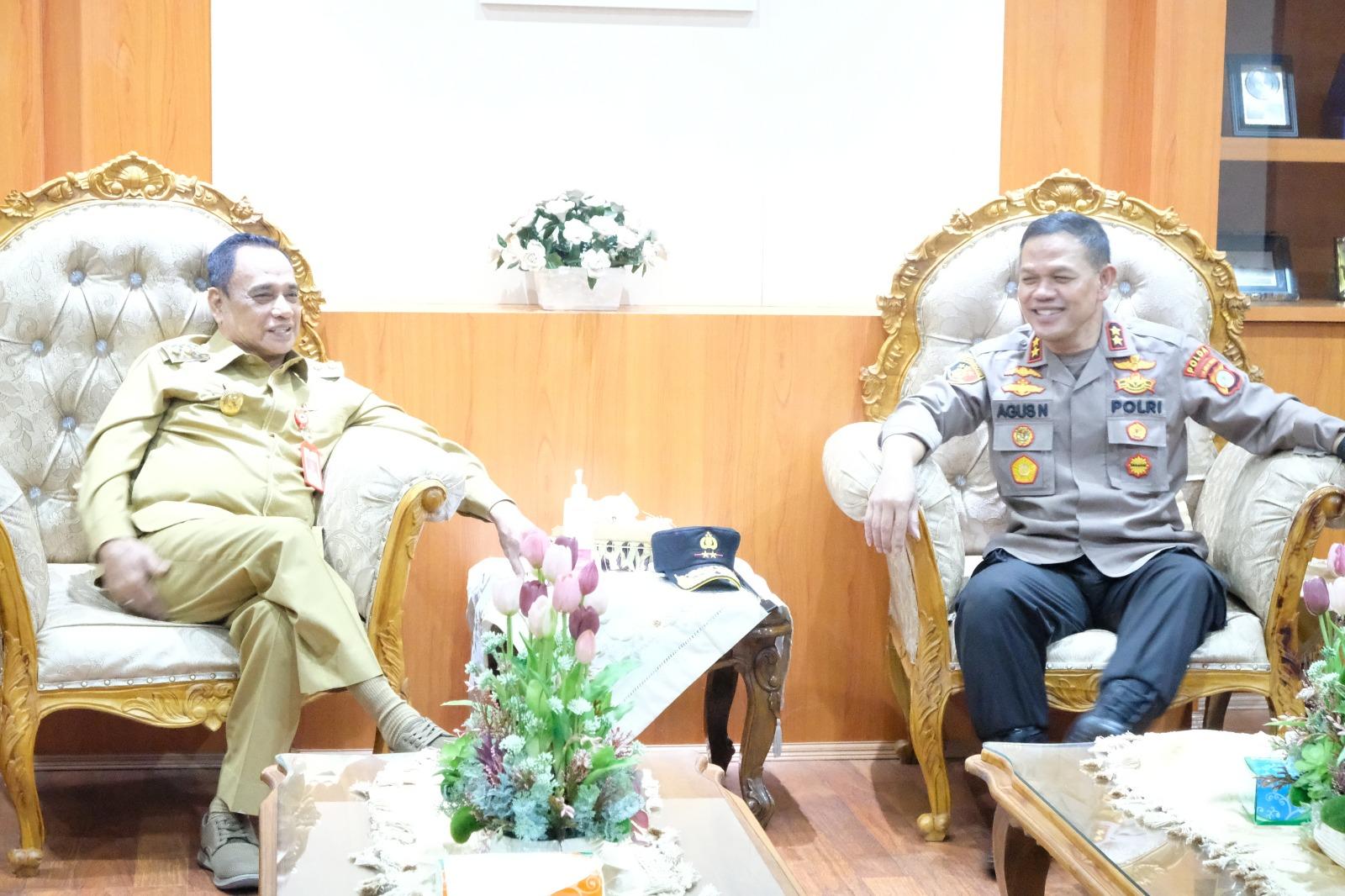 Wagub Sulteng, Drs. Ma'mun Amir saat menerima kuinjungan silaturahmi Kapolda Sulteng, Irjen Pol Agus Nugroho, di kantor Gubernur setempat, Senin (10/4/2023). FOTO: BIDHUMAS POLDA SULTENG