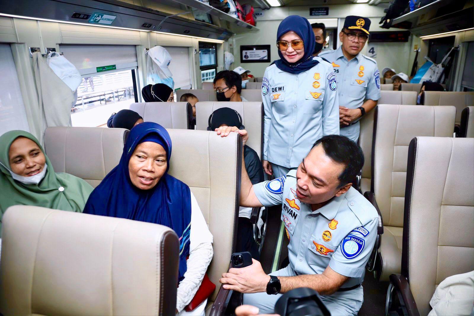 Direktur Utama Jasa Raharja, Rivan A. Purwantono saat berbincang dengan dua penumpang di Stasiun Pasar Senen, Jakarta, Sabtu (15/4/2023). FOTO: HUMAS JASA RAHARJA