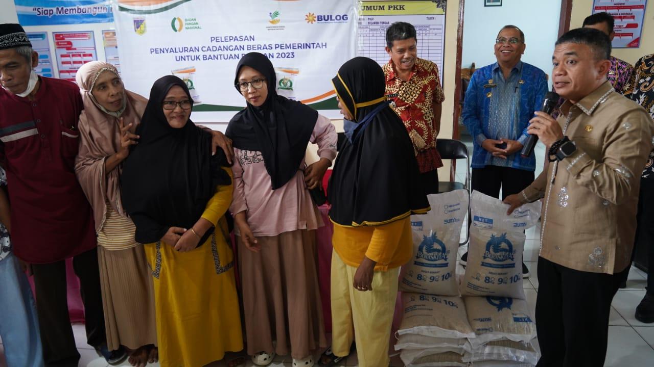 FOTO: Wali Kota Palu, Hadianto Rasyid, menyampaikan arahan saat menghadiri launching penyaluran beras cadangan pangan pemerintah Badan Pangan Nasional di Kelurahan Watusampu, Kota Palu, Kamis (6/4/2023). FOTO: IST