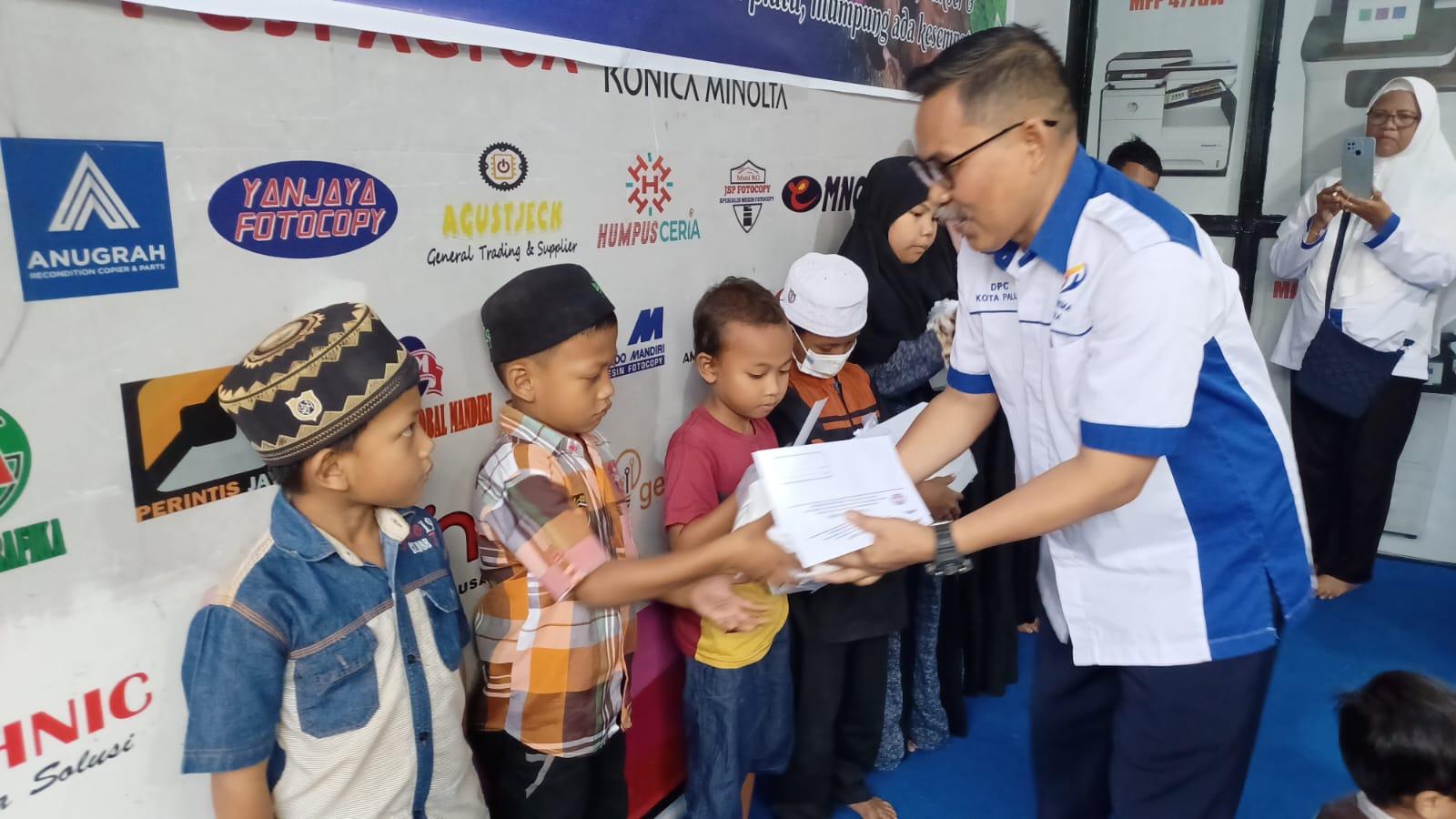 Ketua DPC PMKM Prima Indonesia Kota Palu, H. Munir berbagi dengan anak yatim. Foto: IST