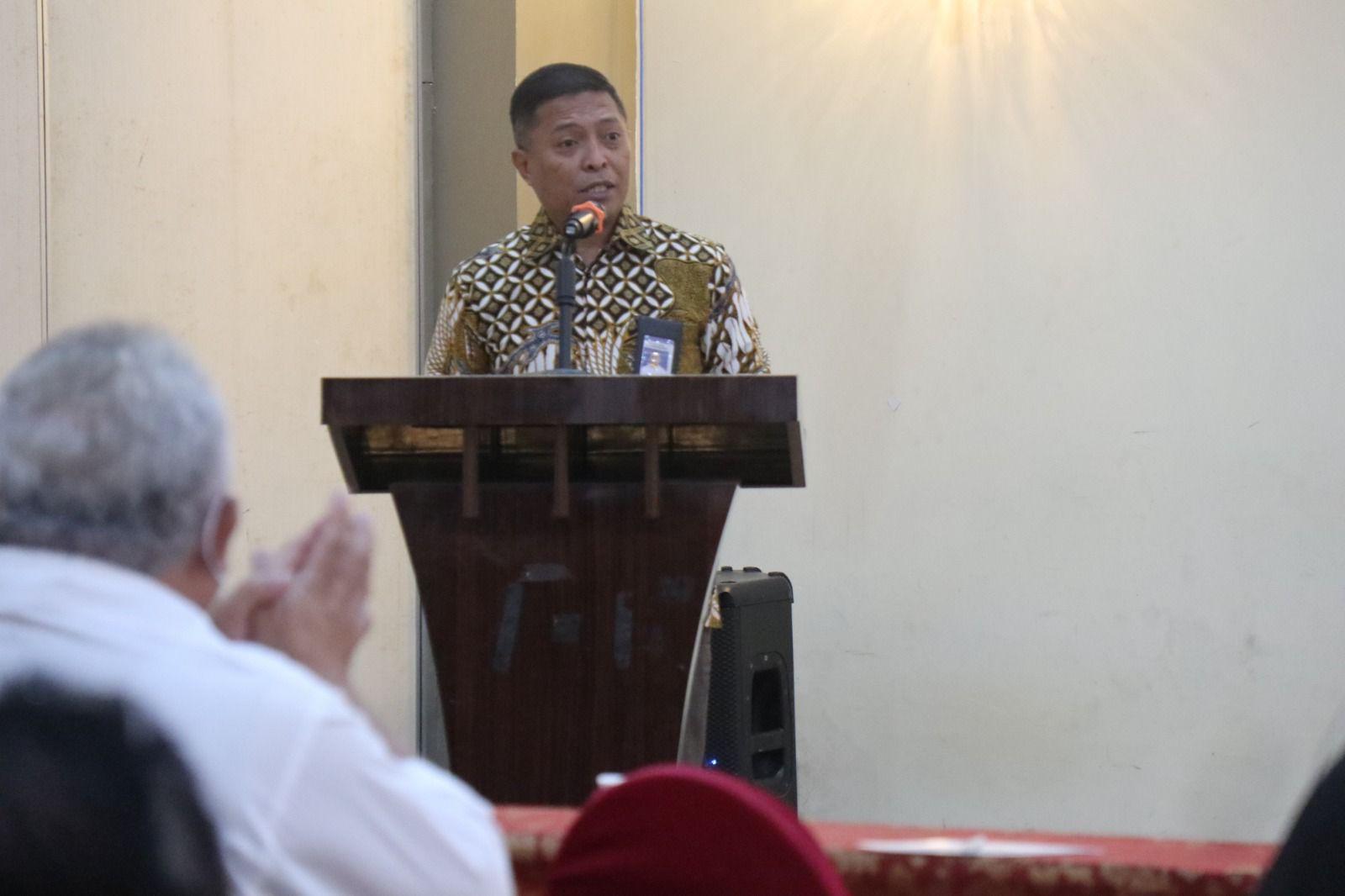 Kepala Balai Bahasa Provinsi Sulawesi Tengah, Dr. Asrif, M.Hum saat menyampaikan sambutan pada Diseminasi UKBI Adaptif Merdeka bagi pemangku kepentingan Tingkat SMA/SMK di Kota Palu, Kamis (13/4/2023). Foto: IST