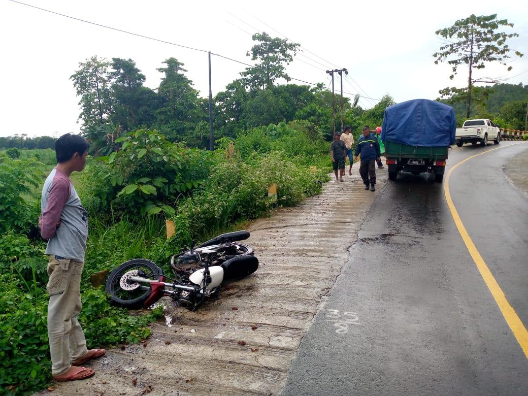 Kendaraan roda dua yang dikendarai oleh korban yang meninggal dunia di tempat saat masih berada di TKP Jalan raya perbatasan Desa Bonebae dan Desa Gunung Keramat Kecamatan Toili Barat, Kabupaten Banggai, Jumat (31/3/2023). FOTO: DOK POLSEK TOILI