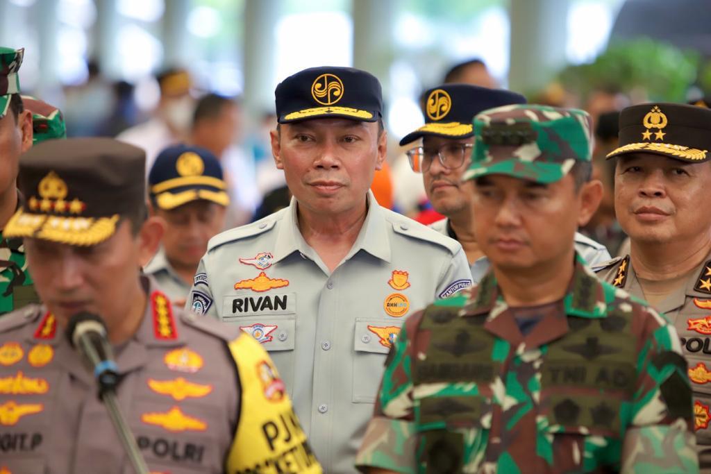 Direktur Utama Jasa Raharja, Rivan A. Purwantono bersama Menteri Perhubungan, Budi Karya Sumadi dan Kapolri, Jenderal Pol. Listyo Sigit Prabowo saat meninjau kesiapan angkutan mudik lebaran moda kereta api di Stasiun Pasar Senen, Jakarta pada Rabu (19/4/2023). FOTO: HUMAS JASA RAHARJA