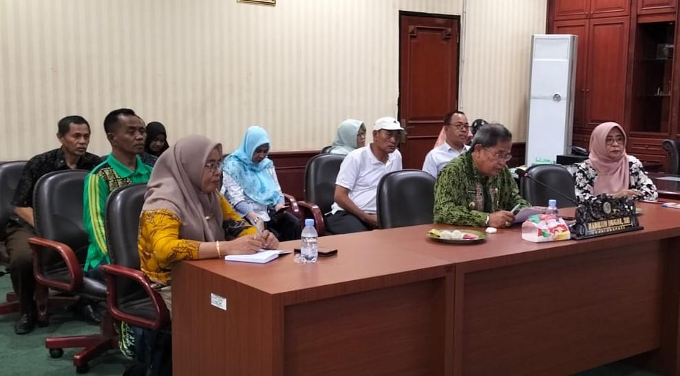 Wabup Parmout, Badrun Nggai mengikuti zoom meeting di ruang kerja Bupati Parmout, Jumat (28/4/2023). FOTO: Dinas Kominfo Parmout.