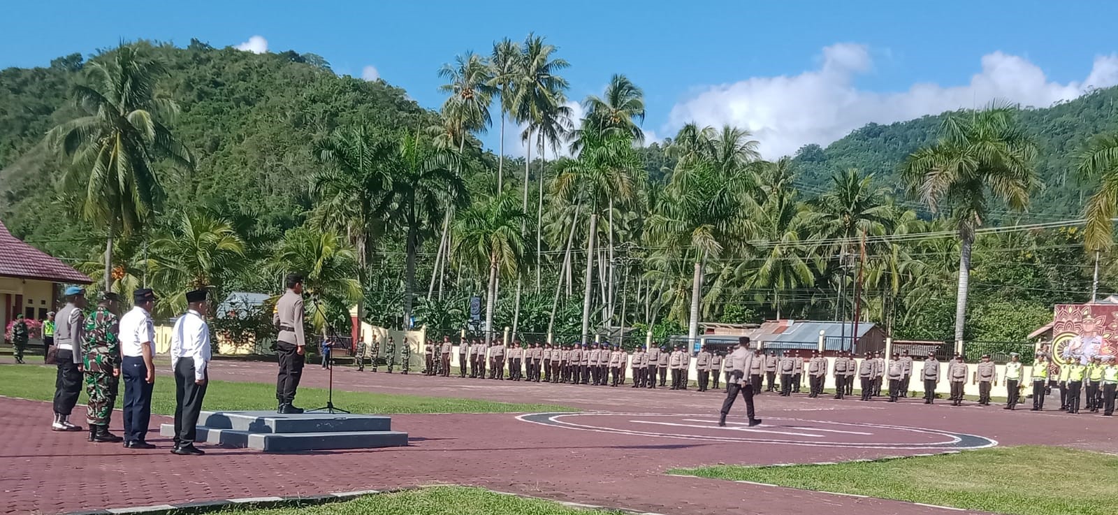 Apel gelar pasukan Operasi Ketupat Tinombala 2023 di lapangan upacara Mako Polres Parmout, Senin (17/4/2023). Foto: Aslan Laeho