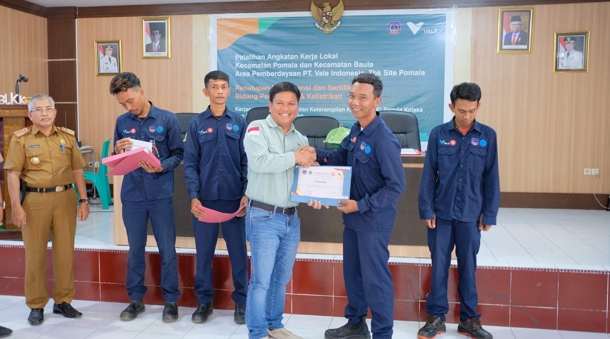 Pihak PT Vale Indonesia Tbk saat menyerahkan sertifikat kepada peserta yang mengikuti pelatihan. FOTO: DOK. PT VALE