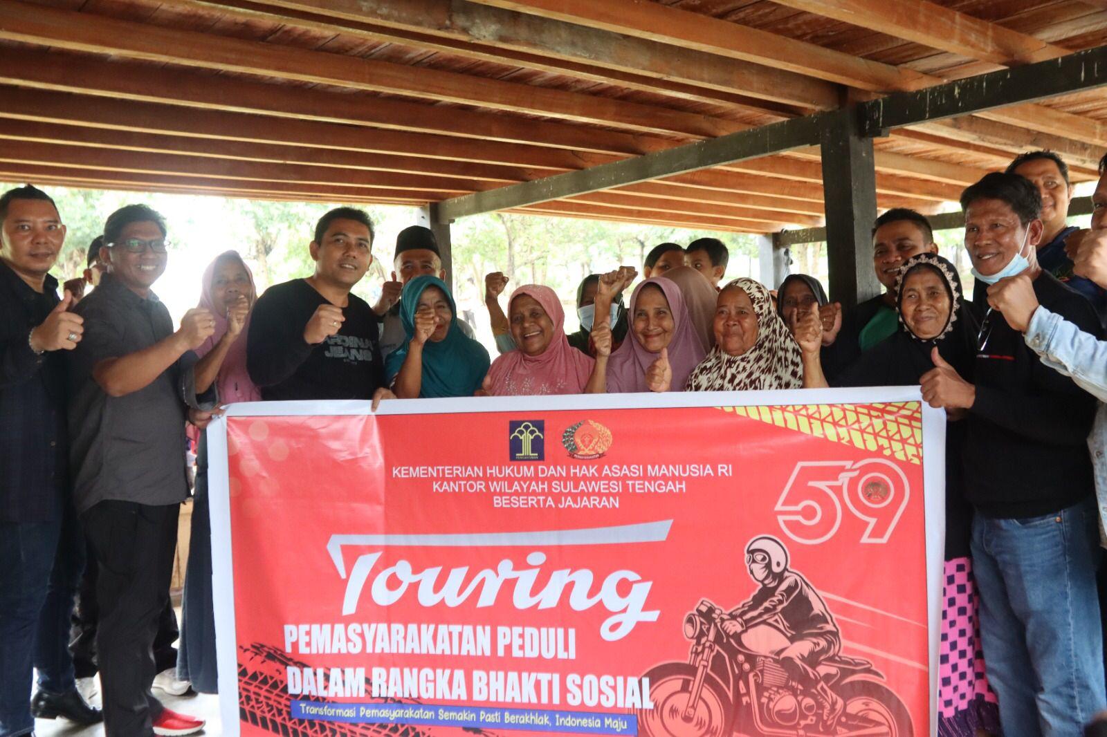 FOTO: Divpas Kanwil Kemenkumham Sulteng saat touring dan berbagi sembako, Senin (17/4/2023). FOTO : IST