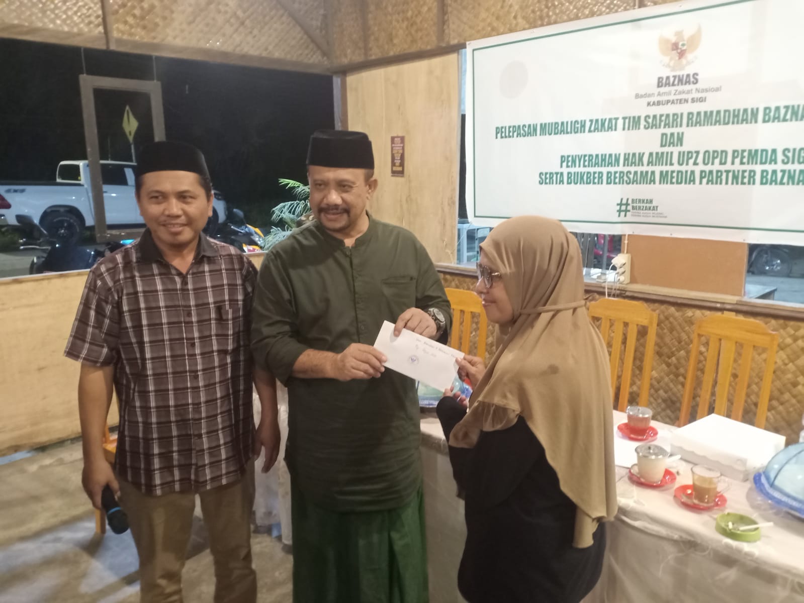 Sekretaris Daerah Sigi Nuim Hayat didampingi Ketua BAZNAS Sigi Hady Wijaya, serahkan hak amil UPZ OPD Pemda Sigi, Sabtu (15/4/2023). Foto:Ferry