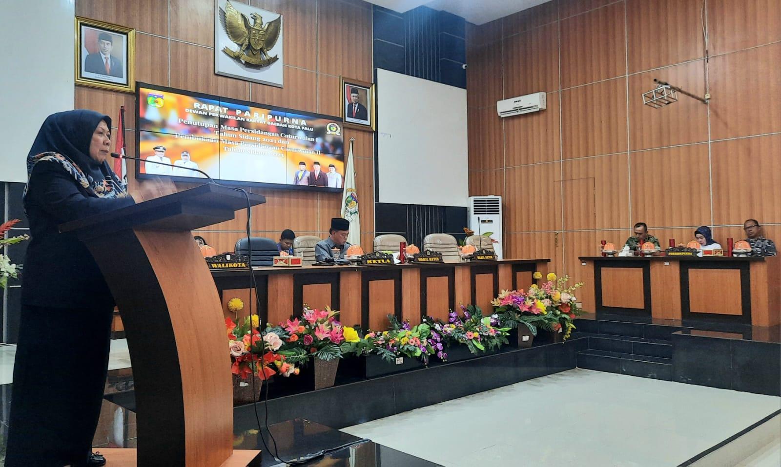 Wakil Wali Kota Palu, dr Reny A Lamadjido saat menyampaikan sambutan pada Rapat Paripurna Paripurna Penutupan Masa Persidangan Catur Wulan I 2023 dan Pembukaan Masa Persidangan Catur Wulan II Tahun 2023, di Ruang Sidang Utama DPRD Kota Palu, Jumat (28/4/2023). FOTO: ISTIMEWA