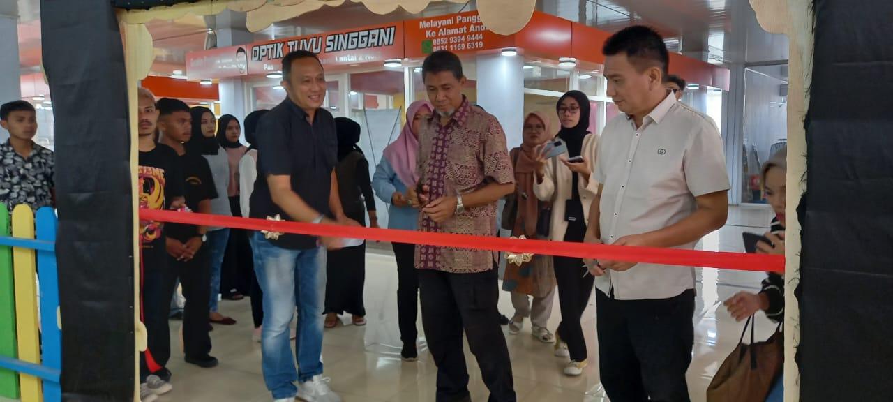 FOTO: Asisten Bidang Pemerintahan dan Kesra Setda Kota Palu, Muhammad Rizal, didampingi Kadisperdagin Kota Palu, Zulkifli, melaunching wahana permainan di Lantai II Pasar Bambaru, Kelurahan Baru, Kota Palu, Sabtu (15/4/2023). FOTO: IST