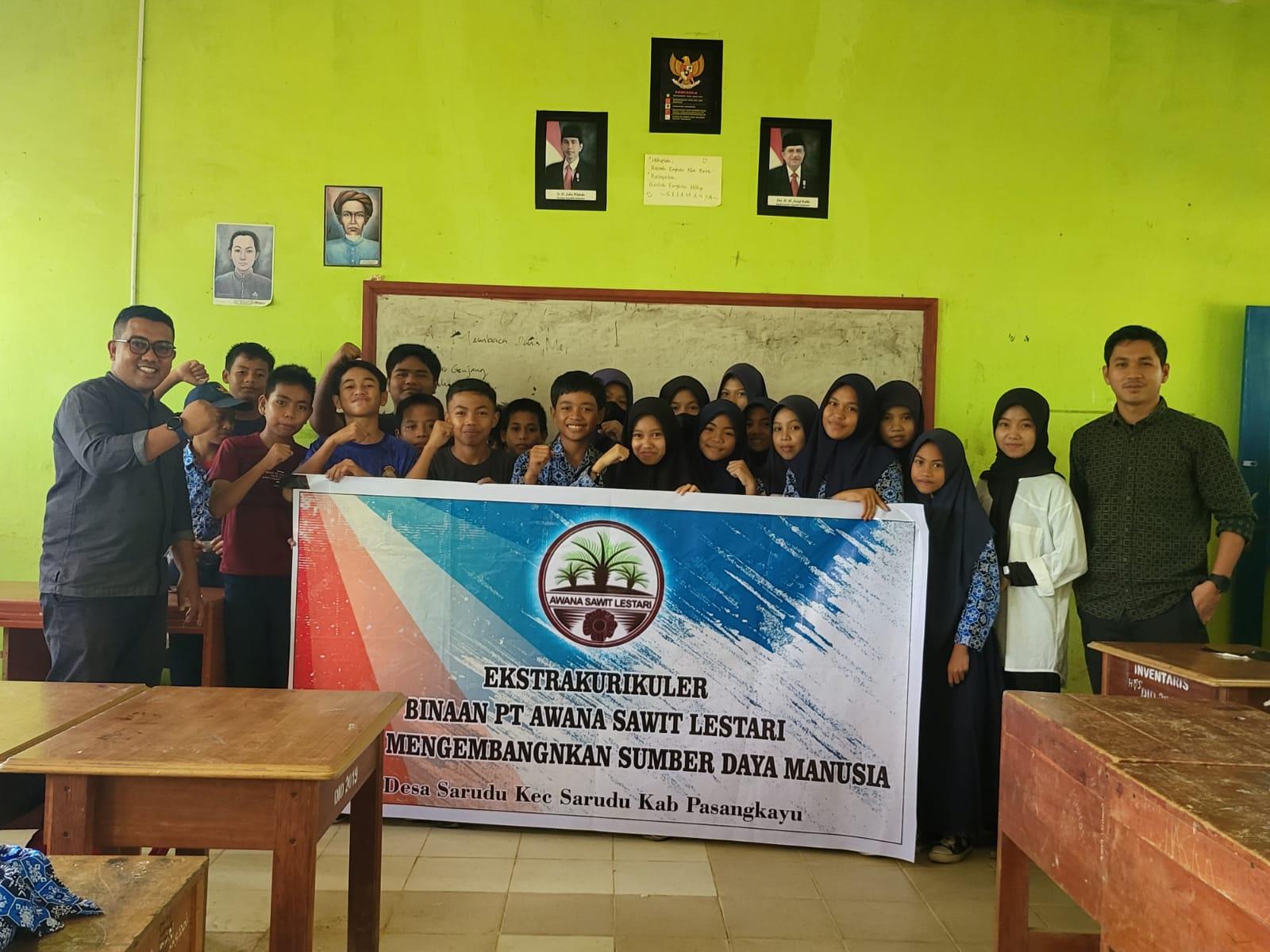 Foto bersama pihak PT ASL usai kegiatan ekstrakurikuler yang diselenggarakan di salah satu sekolah di Kecamatan Saruddu, belum lama ini. FOTO: ISTIMEWA