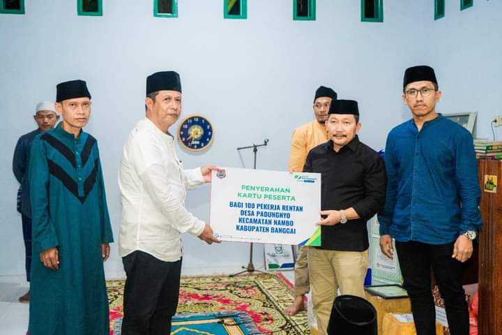 Bupati Banggai Ir.H. Amirudin Tamoreka saat menyerahkan secara simbolis bantuan BPJS Ketenagakerjaan untuk 100 pekerja renta di Desa Padungnyo, Kecamatan Nambo, Kabupaten Banggai, Selasa (4/4/2023). FOTO: ISTIMEWA