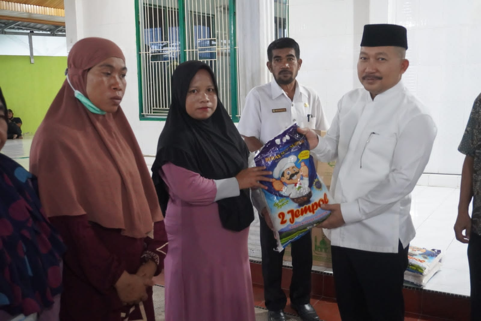 Bupati Banggai, H. Amirudin Tamoreka saat menyerahkan secara simbolis Bansos penanggulangan inflasi di bulan Ramadan dan Idul Fitri 1444 H/2023, Rabu (12/4/2023). FOTO: ISTIMEWA