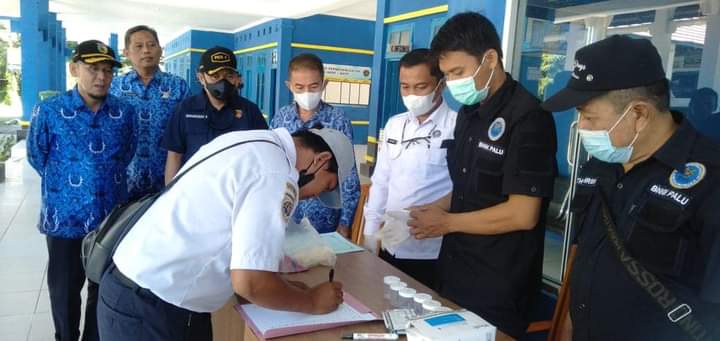 Kepala BNN Kota Palu, AKBP. Dr. Baharuddin. S.E., M,.Si dan Kepala Kesbangpol Kota Palu, Ansyar Sutiadi menyaksikan para supir kendaraan umum melakukan tes urin, Senin (17/4/2023). Foto: Humas