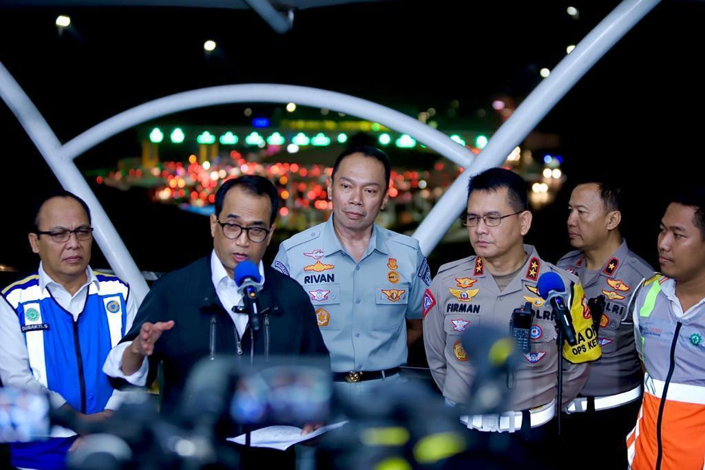 Menteri Perhubungan Budi Karya Sumadi didampingi Direktur Utama Jasa Raharja Rivan A. Purwantono, Kakorlantas Polri Irjen Pol. Firman Shantyabudi, dan Direktur Utama PT Jasa Marga Subakti Syukur saat melakukan pengecekan ke sejumlah titik krusial di sepanjang jalur mudik, Kamis (20/04/2023) malam. Foto: Humas