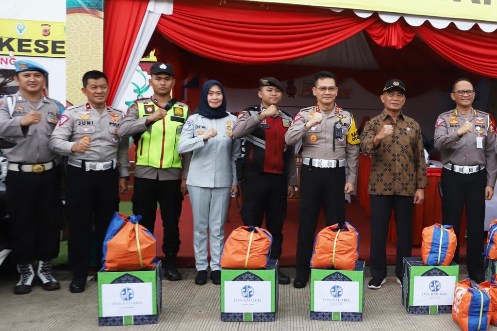 Direktur Operasional Jasa Raharja Dewi Aryani Suzana foto bersama dengan sejumlah petugas usai mengecek kesiapan petugas dalam melayani Pemudik Lebaran 2023. Foto: Humas