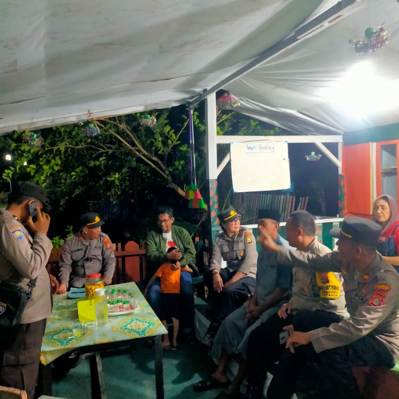 Tampak Tim Penilai Siskamling dari Polresta Palu saat mengunjungi Pos Kamling RT 004/RW 006 Kelurahan Pengawu, dan diterima oleh sejumlah tokoh masyarakat setempat, Selasa (25/4/2023) malam. Foto: IST