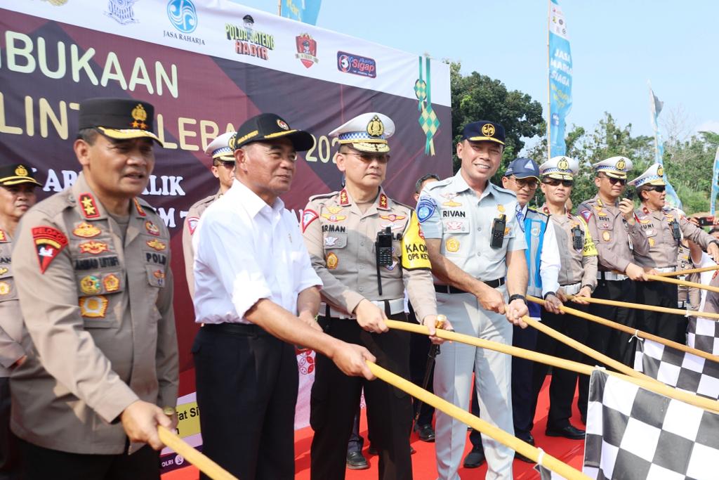 Direktur Utama Jasa Raharja Rivan A. Purwantono bersama Menteri Koordinator Bidang Pembangunan Manusia dan Kebudayaan (Menko PMK) Muhadjir Effendy dan Kakorlantas Polri Irjen Pol. Firman Shantyabudi melakukan pelepasan titik awal one way arus balik Lebaran 2023, Senin (24/04/2023). Foto: Humas