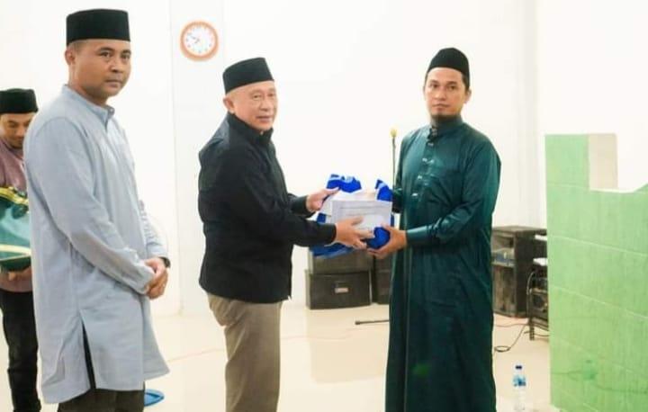 Wabup Banggai, H. Furqanuddin Masulili saat memberi bantuan dalam Safari Ramadan Pemkab Banggai di Masjid Nurul Huda, Desa Bantayan, Kecamatan Luwuk Timur, Rabu (5/4/2023). FOTO: ISTIMEWA