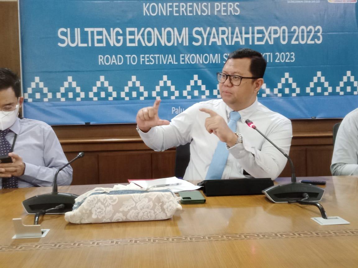 Kepala KPw BI Sulteng, Dwiyanto Cahyo Sumirat saat konferensi pers terkait persiapan iven “Sulteng Ekonomi Syariah Expo 2023” di kantornya, Rabu (12/4/2023). Foto: Irwan