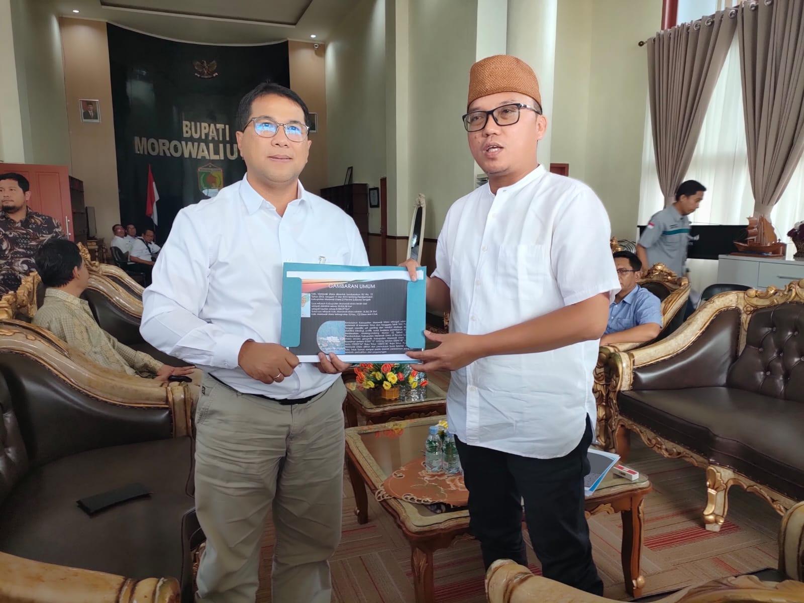 General Manager (GM) PT PLN Suluttenggo , Johanes Alvilla Ari Dartomo dan Bupati Morowali Utara Delis Julkarson. FOTO: IST