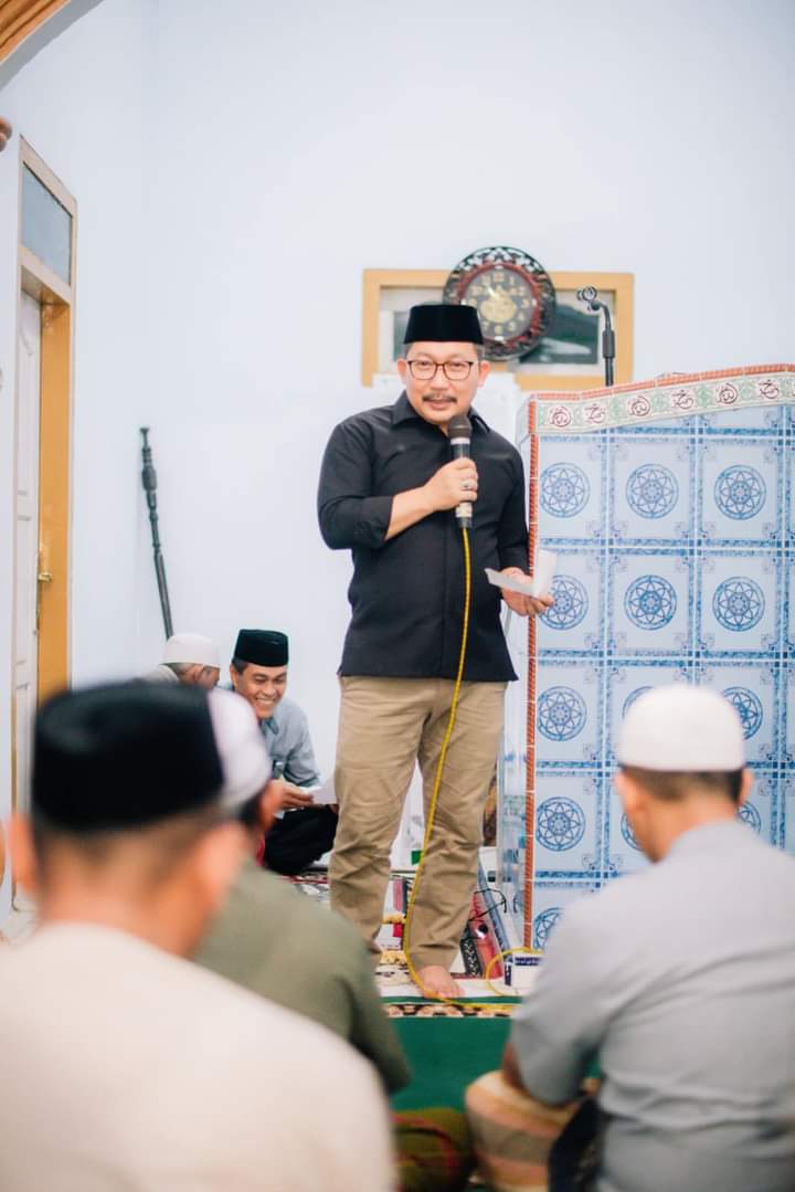 Bupati Banggai saat kunjungan Safari Ramadan di Masjid Jami-Al-Munawwarah, di Desa Bonebobakal, Kecamatan Lamala, Jumat (31/3/2023). FOTO: ISTIMEWA