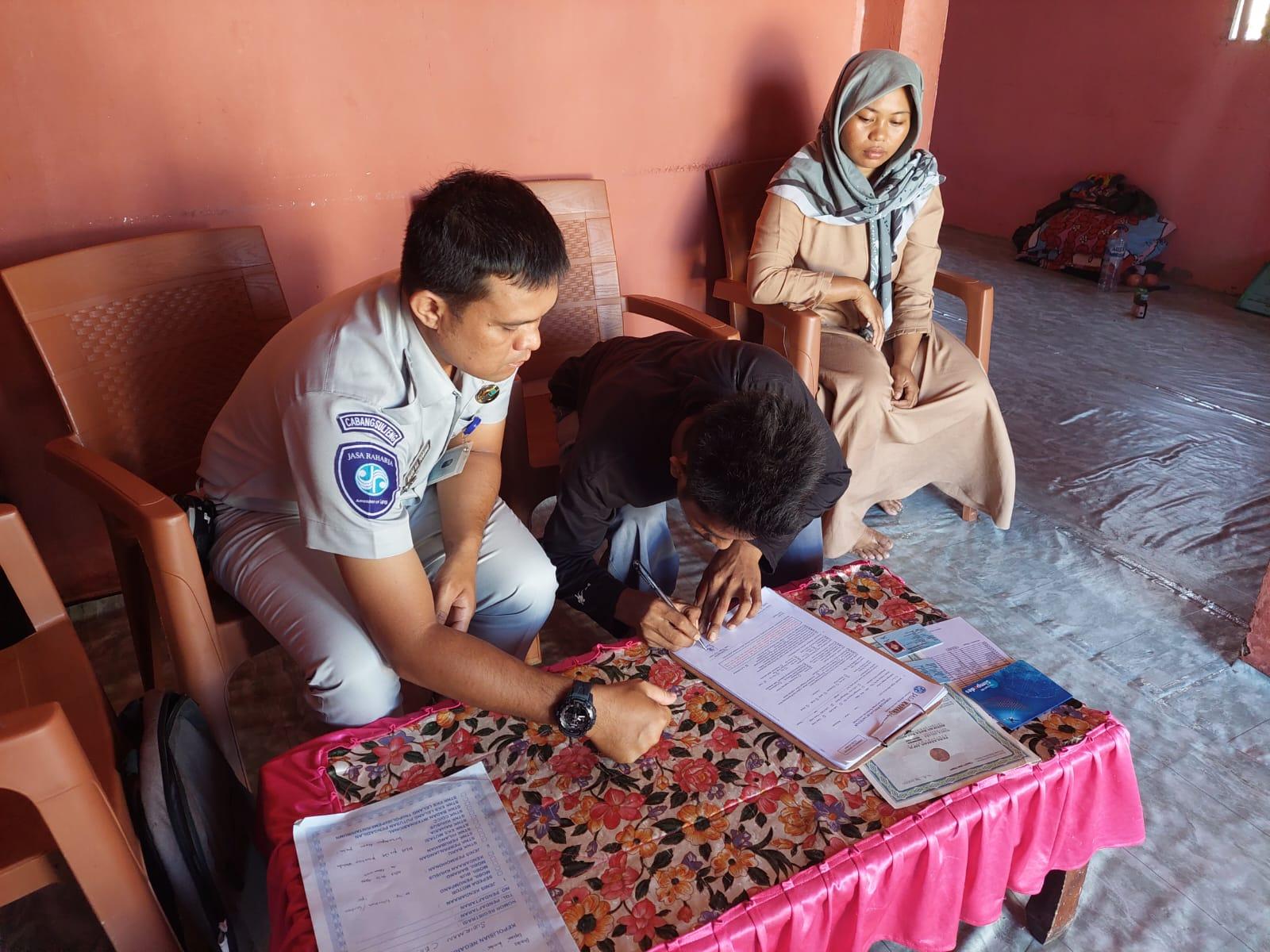 Petugas Jasa Raharja Kabupaten Tolitoli, Budi YL Tobing saat melakukan survei ke rumah Ahli Waris. FOTO: HUMAS JASA RAHARJA