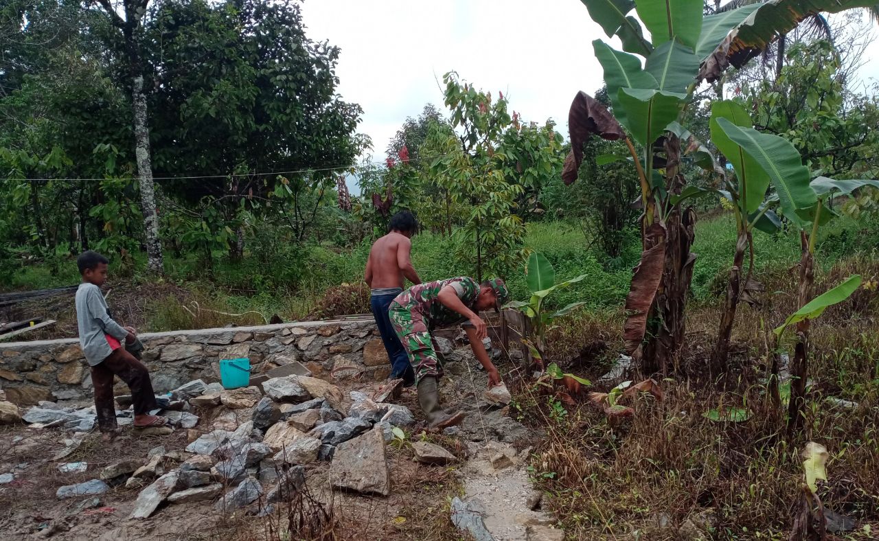 Suasana gotong royong pembangunan pondasi untuk warga serta suasana kegiatan dukung petani untuk raih ketahanan pangan oleh para Babinsa di Poso. FOTO: ISTIMEWA