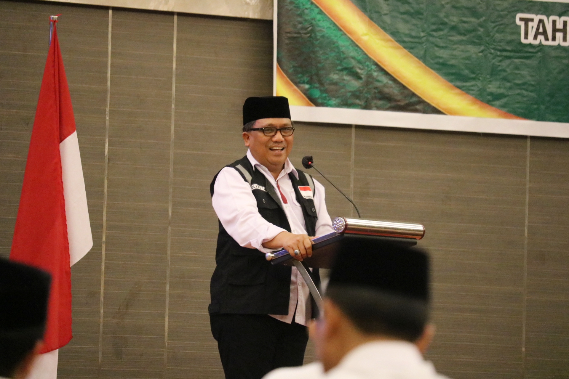 FOTO: Kakanwil Kemenag Sulteng, Ulyas Taha, menyampaikan sambutan pada kegiatan penguatan layanan haji ramah lansia 1444H/2023M bagi PPIH kloter, terdiri dari TPHI, TPIHI dan TKHI, di salah satu hotel di Kota Palu, Kamis (25/5/23). FOTO: IST
