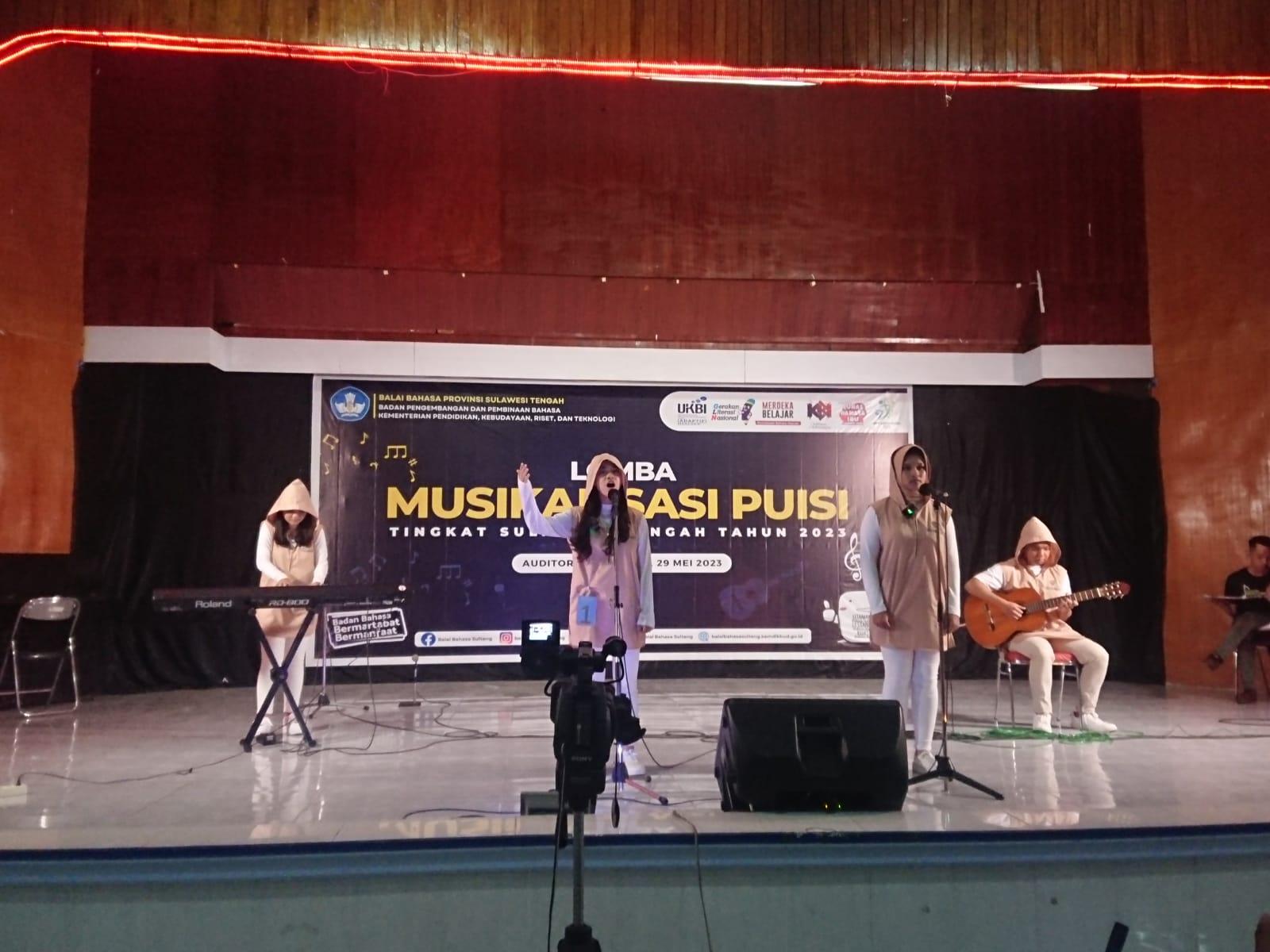 Penampilan musikalisasi puisi dari SMA Model Madani Terpadu, pada lomba musikalisasi puisi yang dilaksanakan oleh Balai Bahasa Sulteng, di RRI Palu, Senin (29/5/2023). Foto: Amiluddin