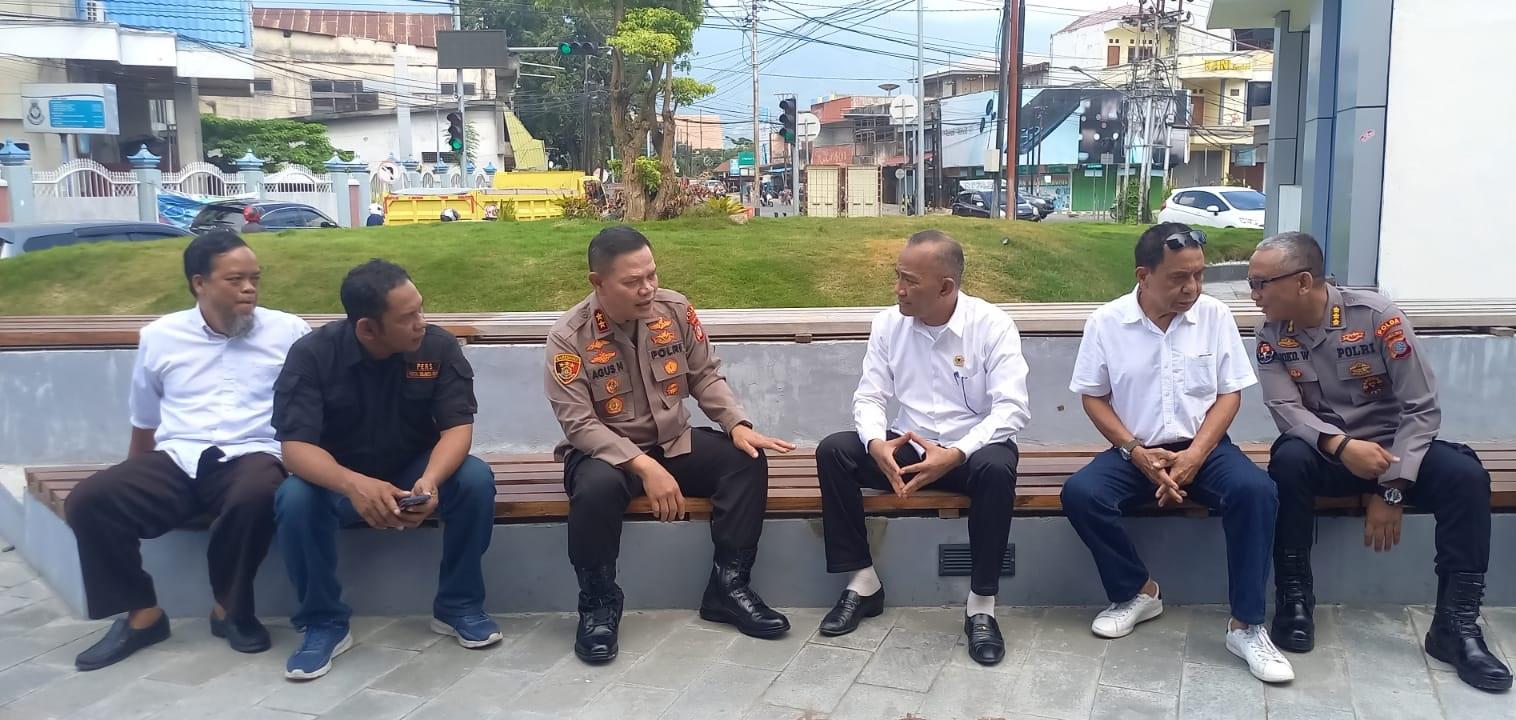 Kapolda Sulteng, Irjen Pol Agus Nugroho (ketiga dari kiri) didampingi Kabid Humas Polda Sulteng, Kombes Pol Djoko Wienartono (ujung kanan) saat berbincang santai bersama Ketua PWI Sulteng, Tri Putra Toana (ketiga dari kanan) didampingi Ketua DKP PWI Sulteng, Mahmud Matangara (kedua dari kanan), Sekretaris PWI Sulteng, Temu Sutrisno (ujung kiri) dan Ketua PWI Peduli, Syahrul (kedua dari kiri), di halaman kantor PWI Sulteng, Kamis (4/5/2023). FOTO: DAYAT